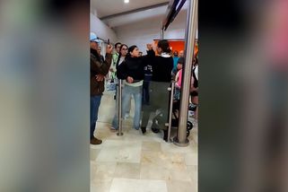 Zrušený let rozpálil pasažérku do běla. Zaměstnankyni letiště vrazila facku - Novinky