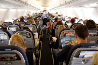 V letadle ji posadili mezi dva obézní pasažéry. Teď za to dostala kompenzaci - Novinky