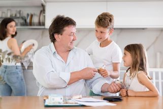 Dostatečná částka pro start potomků do života je 200 tisíc korun, myslí si rodiče - Novinky