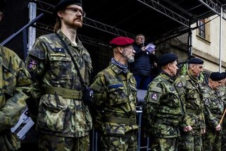Domobranci vyhlížejí přísnější zákon. Ve vyřazených uniformách ze Slovenska — HlídacíPes.org
