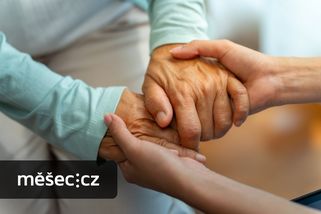 Na příspěvek na péči se bude dál čekat i několik měsíců. Přesun pod ČSSZ se nejspíš odloží