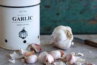 4 jednoduché triky, jak oloupat česnek během chvilky | Apetit