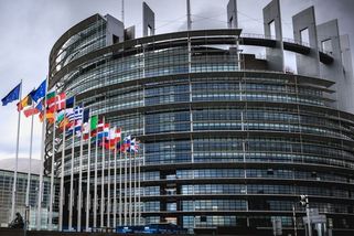 Povinné soláry na střechách, rekonstrukce a zateplování, šílenství EU graduje - ČESKÉSTAVBY.cz