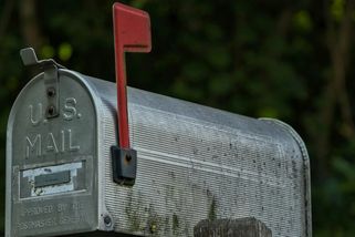 Sousedka mi krade poštu ze schránky. Tak jsem jí tam dala obálku s „překvapením“ - Médium.cz