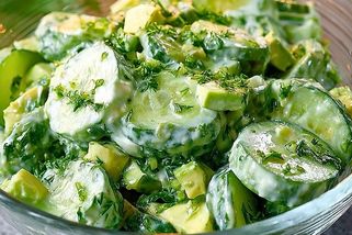 Pokud chcete do léta zhubnout přebytečná kila, pak si recept na tento speciální okurkový ihned zapište