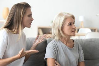 Jak snadno ponížit staršího člověka? 5 nejčastějších urážek typu - ten netuší, která bije - Proženy.cz