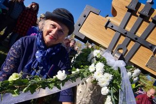 Třicet let šetřila na zvon, aby splnila přání dědečka popraveného nacisty - Seznam Zprávy