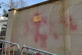 Demonstranti postříkali zeď ruského velvyslanectví v Praze - Novinky