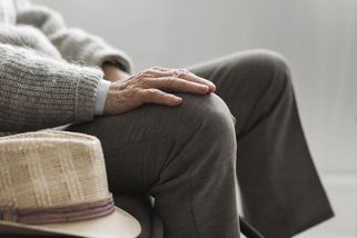 Do domova důchodců jenom s rouškou. Proč to nechcete respektovat? - Médium.cz