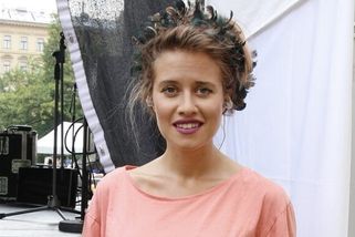 Emma Smetana řekla, že Češi po komunismu zdědili závist a nenávist. Vzteká se kvůli dotacím. Pochlubila se, kolik tisíc poslala Ukrajině