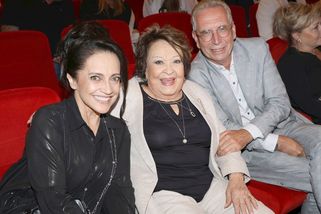 Vysmátá Jiřina Bohdalová ve společnosti. Na premiéře muzikálu se bavila po boku svého lékaře