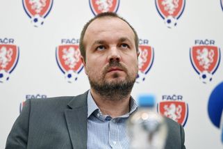 Morava už není zlo. Šidliák popsal speciální kartičky, kterými Berbr šikanoval komisi