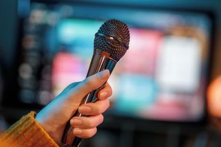 Dominikánská seniorka při karaoke zapěla skočnější verzi hymny, přijela si pro ni policie - Novinky