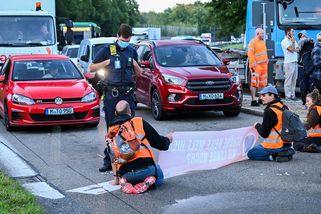 Řidič v Mnichově dal extremistovi přilepenému k silnici facku, vyšetřuje ho policie - Novinky