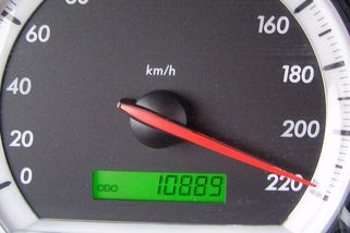 Najedete ročně méně než 15 000 km? Nový zákon takovým řidičům nařídí používání speciálních asistentů