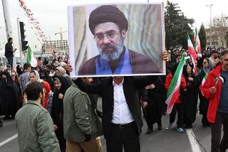 Chameneí přežil raketový útok jen náhodou. Uniklá nahrávka odhalila detaily