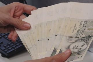 Na milion měsíčně si loni přišli dva nejlépe placení úředníci v Česku. Jiní berou méně než pokladní