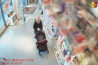 Krádež kondomů a kartáčků za dvacet tisíc v Praze. Policie hledá ženu s dítětem v kočárku - Novinky