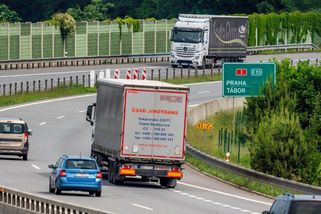 Práce z domova, pomaleji na dálnicích, méně létání. IEA vydala doporučení pro energetickou krizi - Novinky