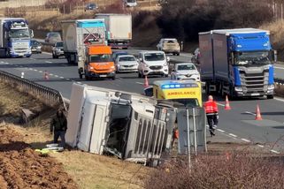 Převrácený kamion zkomplikoval dopravu na dálnici D5 na Berounsku - Novinky
