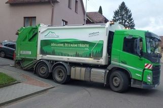 Řidič se zasekl v kopci s popelářským vozem - Novinky