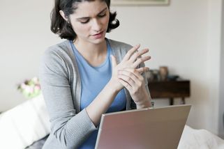 Brní vás ruce nebo nohy? Může jít o banalitu, ale také o rakovinu či roztroušenou sklerózu - Proženy.cz