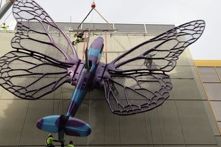 FOTO: Spitfire s motýlími křídly. Plastiku Davida Černého instalovali na OD Máj - Novinky