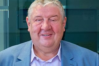 Právník odmítl podepsat podezřelé zakázky. Když na ně Radiožurnál upozornil, šéf pojišťovny ho vyhodil