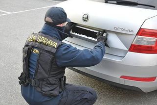 Celníci kasírují řidiče o miliony. Hrozba odebrání značky funguje jako bič