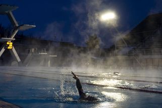 FOTO: Jediný skok o třicet stupňů. Plavání připomíná scény z jiného světa - Novinky