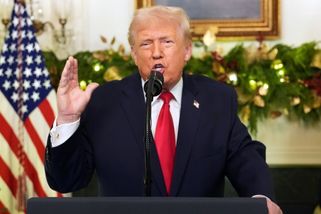 AP: Trump svaloval vinu za ekonomiku na demokraty, vojákům pošle šek