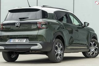 Jak udělat auta levnější? Stellantis chce vrátit do osobáků listová pera