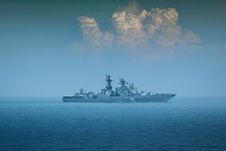 Dokáže Ukrajina zničit ruskou loď za 1,2 miliardy dolarů ještě v doku, stavbu Ivana Rogova hlídají sítě i radary