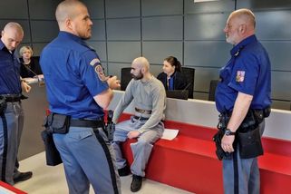 Ve sprše málem zabil spoluvězně. Po dalším trestu by měl na svobodu vyjít až za 22 let - Novinky