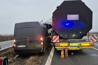 Cisterna nabrala na svodidla dodávku, část dálnice zůstala na Kroměřížsku uzavřena - Novinky