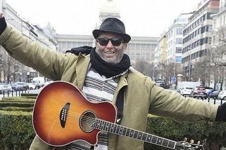 Vypadá jako bezdomovec, ale není, jezdí pro něj mercedes se šoférem: Poznáte známého rockera? | Super.cz