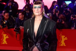 Kanadská hudebnice způsobila rozruch na Berlinale. Ukázala se v kalhotkách a s depilací si hlavu nedělala - Super.cz