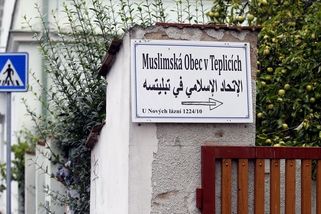 Tepličtí muslimové cílem útoku. Modlitebnu někdo pomaloval hákovými kříži a k prahu pohodil slepici bez hlavy - Novinky