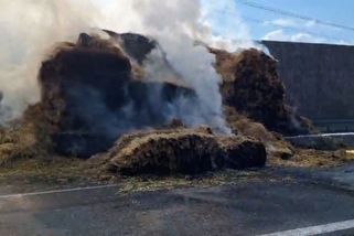 Na dálnici D8 u Mělníka vzplála dvě auta v obou směrech, provoz na Prahu zastaven - Novinky