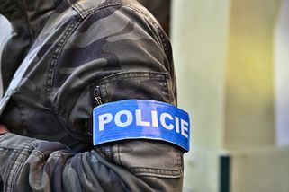 Zadrženého cizince obvinili kriminalisté z vraždy ženy. Hrozí mu doživotní trest