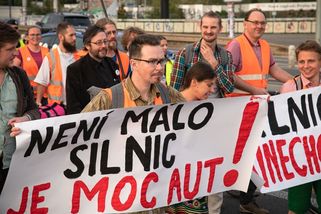 Po pražské magistrále pochodovali aktivisté bažící po rychlosti 30 km/h - Novinky