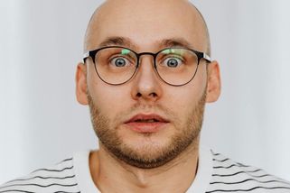 „Nepatřím sem, přijdou na to.“ Syndrom podvodníka ničí vztahy i práci - Médium.cz