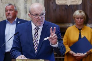 Levé ramínko, pravé ramínko. Nechte se očkovat jako já, vyzývá Válek - Novinky