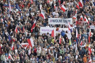 Milion lidí vyrazil do ulic Varšavy na demonstraci proti vládě - Novinky