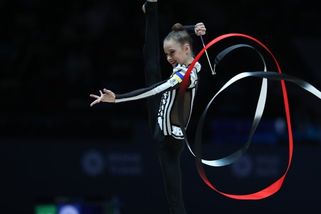 Otočila se zády k vlajce. Ruská gymnastka protestovala při ukrajinské hymně