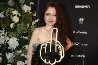 Režisérku Evu Toulovou ve sprostém modelu nepustili na akci a vyvedli ji