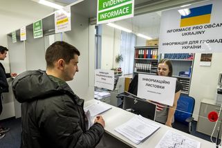 Pomoc Ukrajincům se stále zpřísňuje. Nedosáhnou na ni ani nemocní, kritizují experti