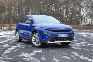 Základní výbavě u Škody Elroq nic nechybí. Menší baterie ale může být v zimě problém