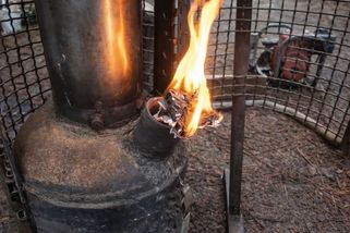 Elektřinu vyrábí ze dřeva generátorem vlastní výroby. Cena 1 kWh vychází na 3,6 Kč a navíc vytápí prostor