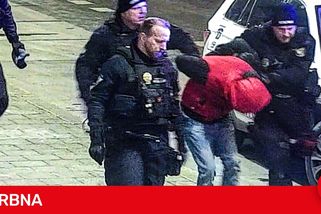 Opilý cizinec vyhrožoval řidiči autobusu fyzickou likvidací, tvrdě narazil